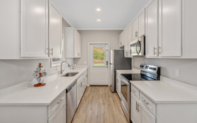 Luxury kitchen with quartz countertops at Cottages Dothan in Dothan, AL